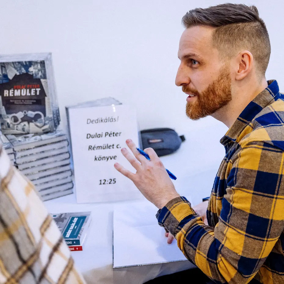 Dulai Péter Rémület című könyvének dedikálása a magyar True Crime Akadémia találkozó keretein belül.