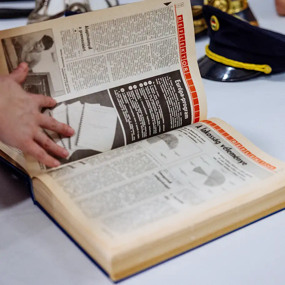 A true crime műfaj iránt érdeklődő egy archív kiadványt lapoz.