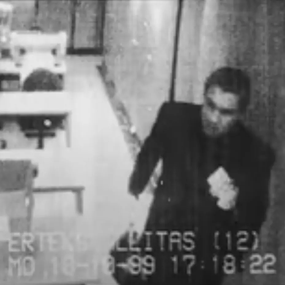 True Crime Akadémia tematikus séta, Ambrus Attila, a Whiskys rabló biztonsági kamerafelvételen a soroksári OTP bankfiók kirablása közben.