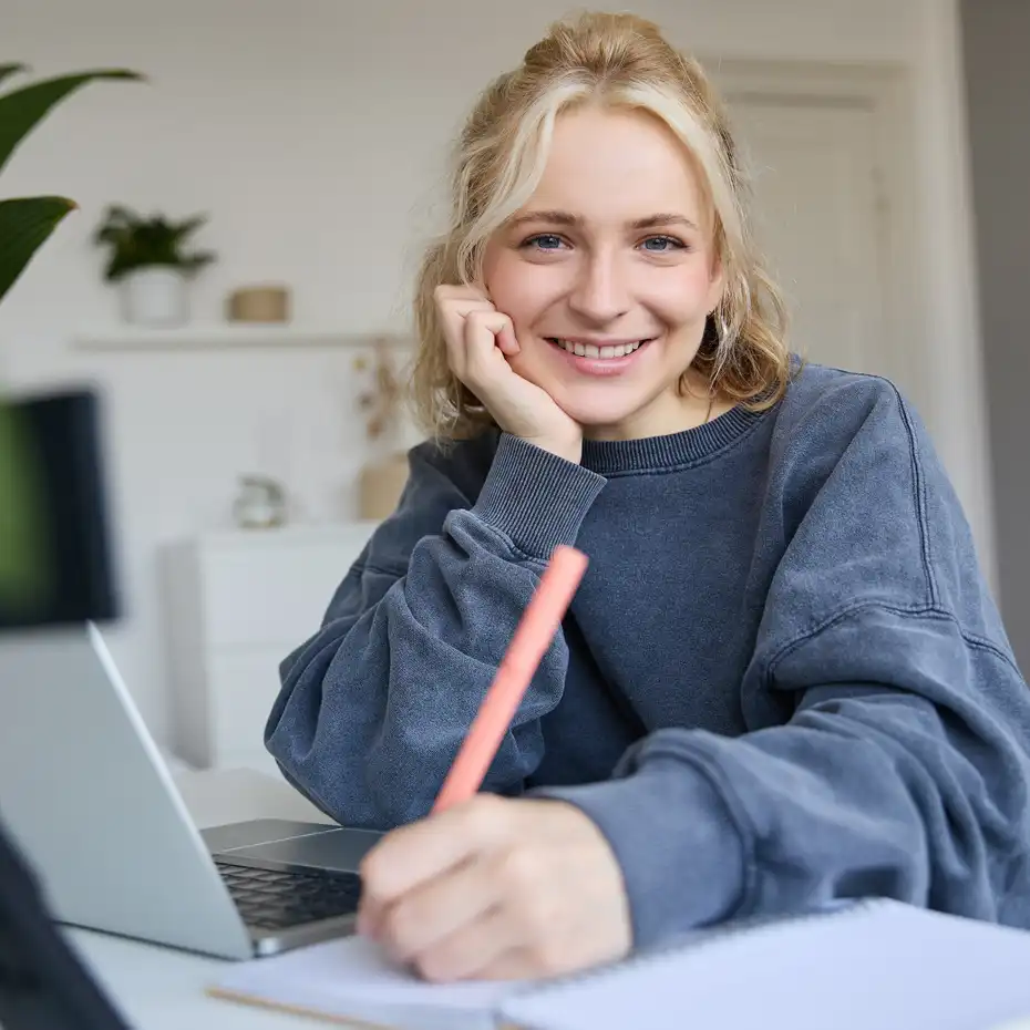 True Crime Akadémia online tanuló egyéni mentorálás közben, otthoni környezetben, laptop előtt jegyzetel.