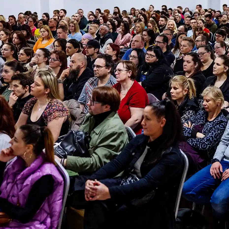 True Crime Akadémia hallgatósága élő előadáson, bűnügyek iránt érdeklődők csoportja.