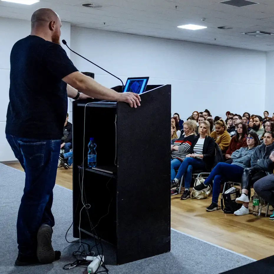 True Crime Akadémia tanfolyam élő előadása, szakértő oktató és figyelmes közönség a bűnügyi történetek világában.