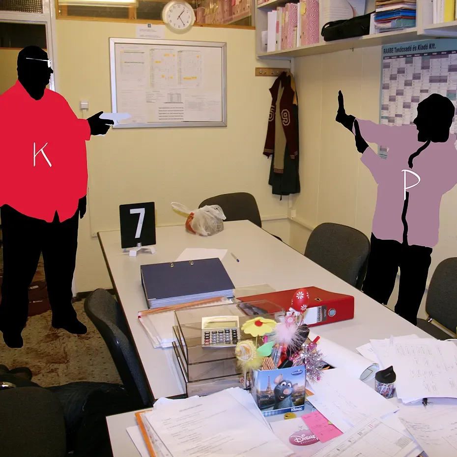 True Crime Akadémia bűnügyi rekonstrukció, a csepeli kettős gyilkosság irodai jelenetének modellezése helyszínelési jelölésekkel és szereplőkkel.